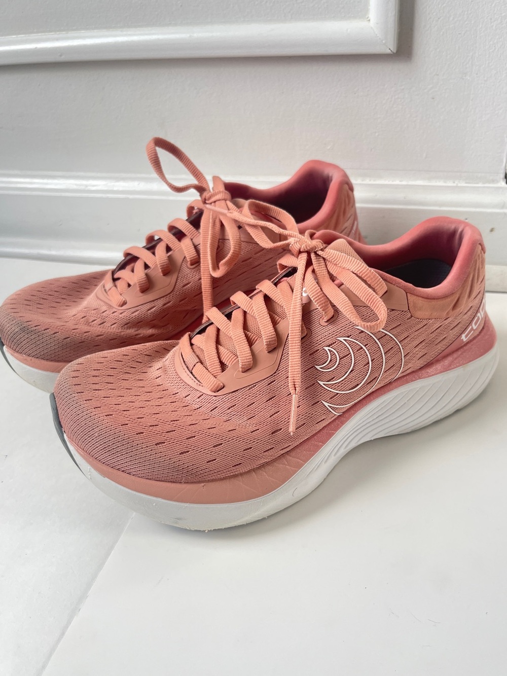 Topo Athletic Atmos Dusty Rose White Road Running Gym 5MM Drop Shoes Womens 9